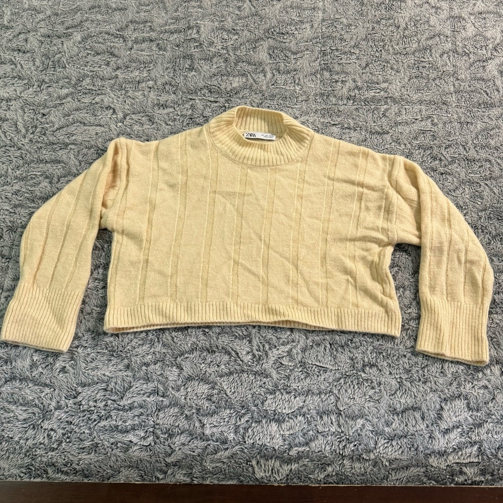 Zara Women’s Light Yellow Cropped Short Turtleneck Sweater‎ Size Large